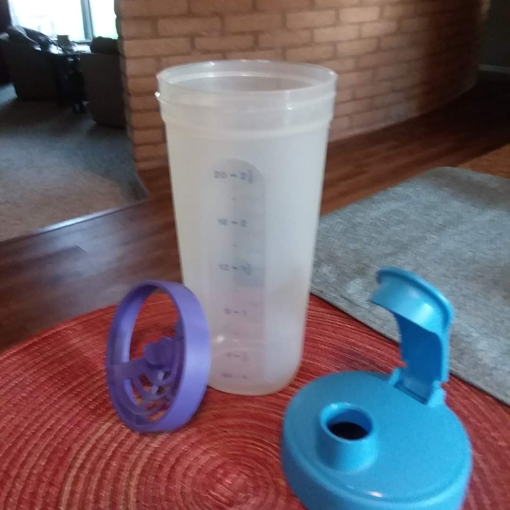 Quick Shake Container By Tupperware NEW